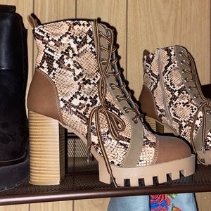 Size 6 beige lizard print